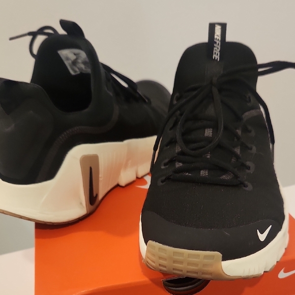 Nike Free Metcom 6 Black and Cream Athletic Shoes - Picture 6 of 8